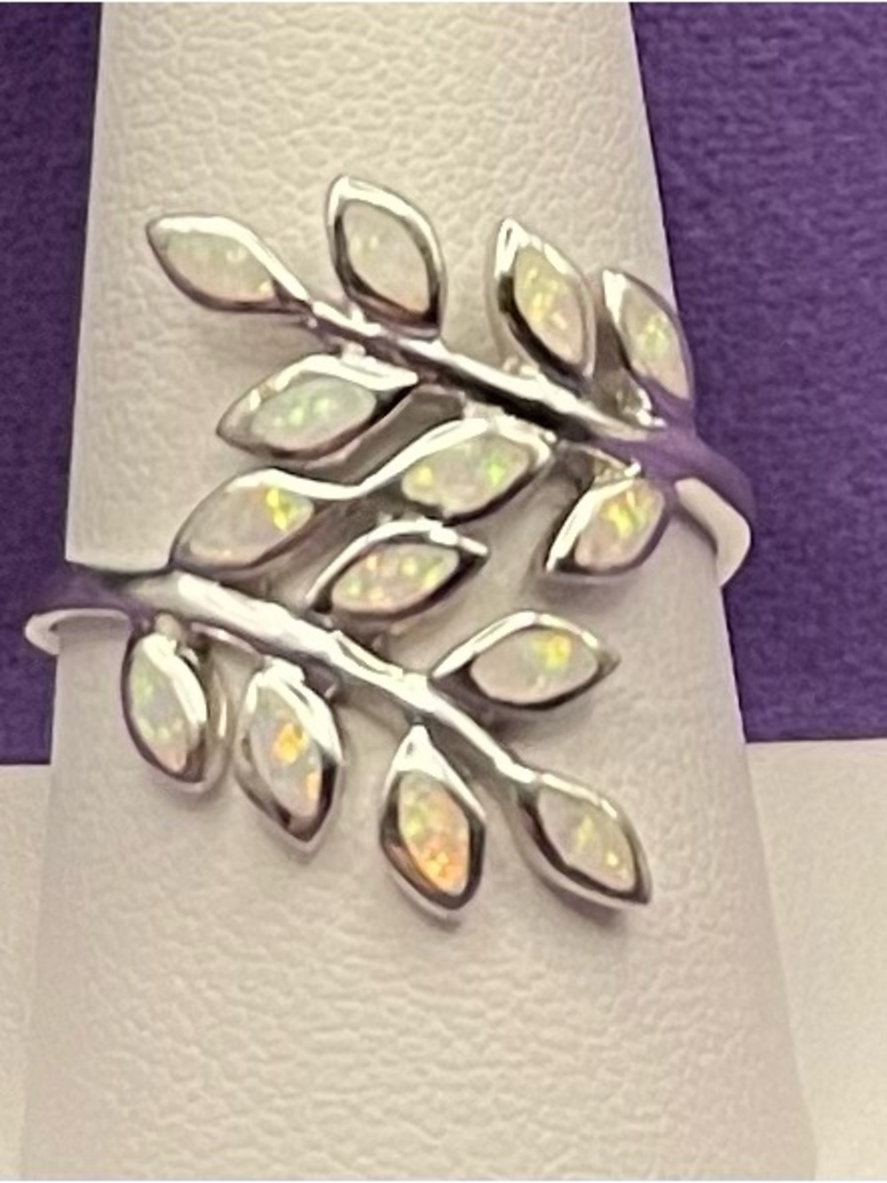 NWOT . 925 sterling silver synthetic white opal leaf ring size 9. Weight 3.80 g - Picture 2 of 7